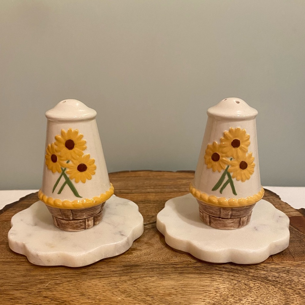 Vintage Ceramic Hand Painted Daisies Salt & Pepper Shakers Whimsical Cottagecore